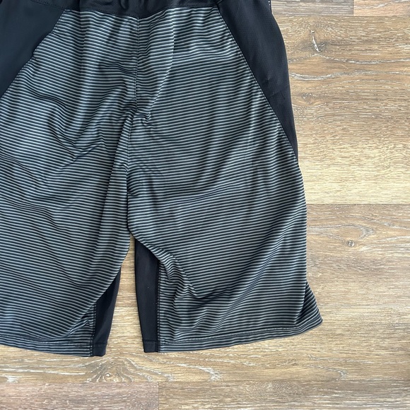 Boys Nike Dri Fit athletic shorts in size L black and grey - Picture 9 of 10